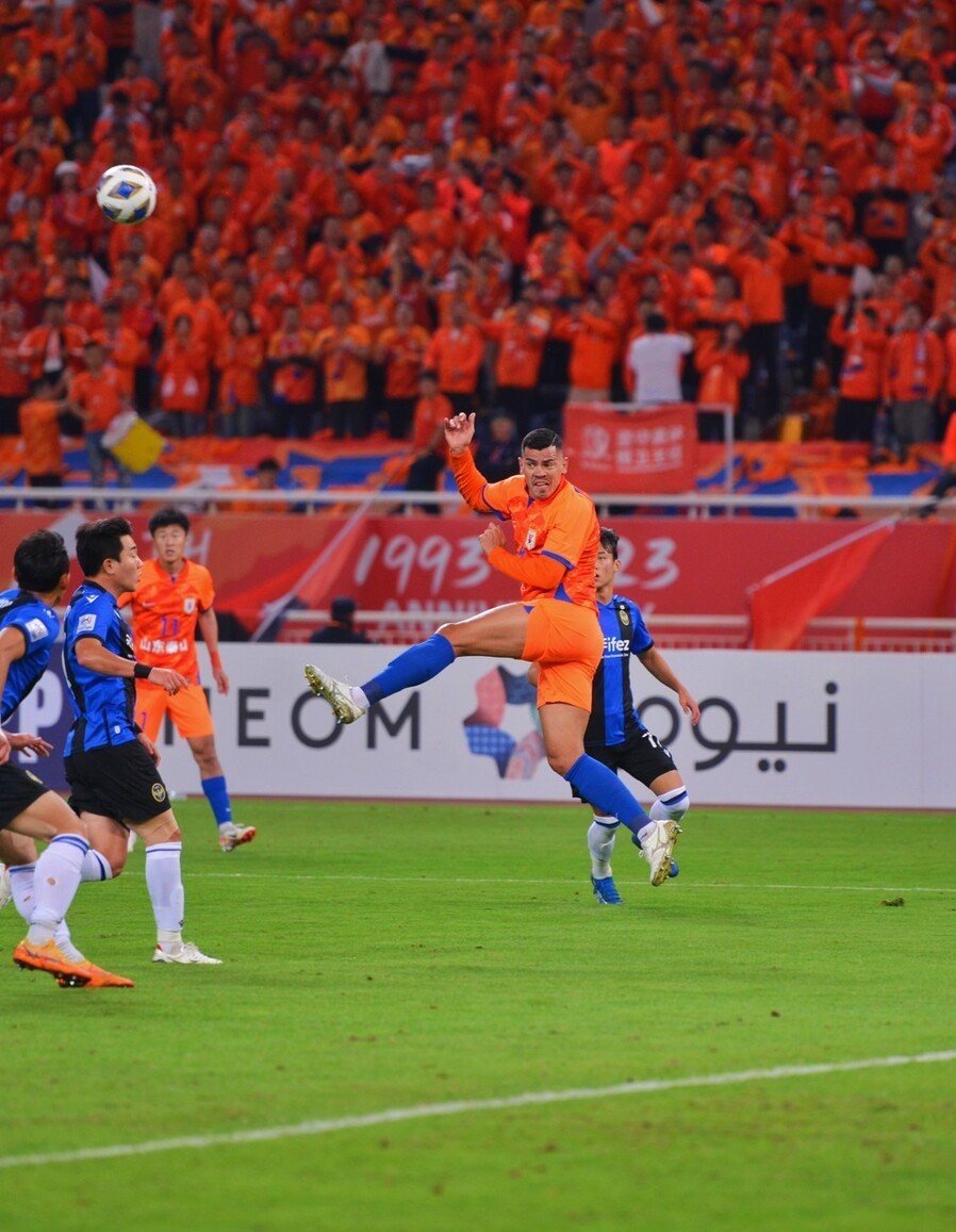 角逐激烈!球员们敢于拼搏争夺胜利 角逐激烈!球员们敢于拼搏争夺胜利